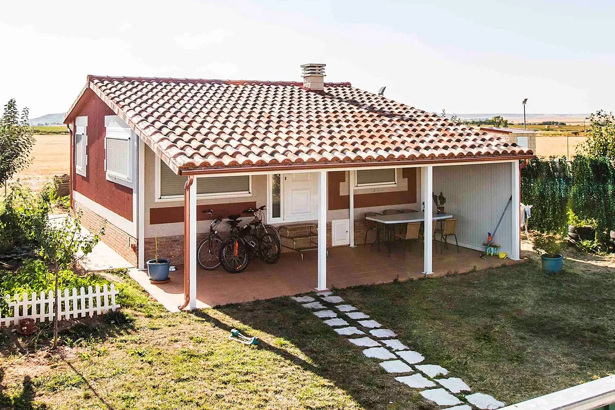 Construcción prefabricada en terreno rústico Construcción prefabricada en terreno rústico