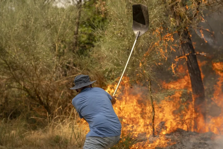 Agricultor combatiendo incendio forestal en Galicia durante el verano de 2025 Agricultor combatiendo incendio forestal en Galicia durante el verano de 2025