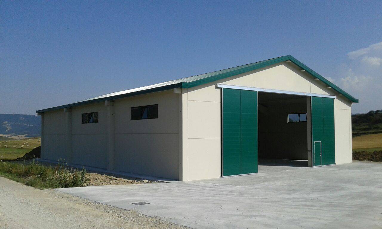 Nave agrícola modular prefabricada – instalación rápida y precios competitivos Nave agrícola modular prefabricada con panel sándwich en suelo rústico