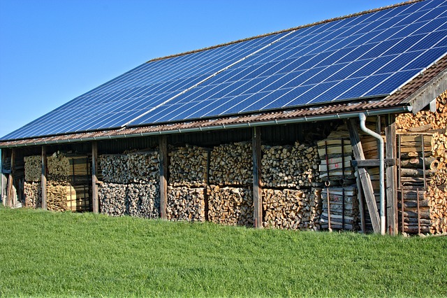 Soluciones sostenibles en comunidades rurales: energía solar y almacenamiento eficiente Almacén rural con paneles solares y leña como ejemplo de tecnología pasiva en el campo