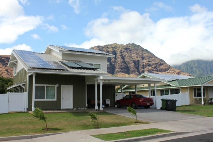Ejemplo de tecnología pasiva y energía renovable en viviendas rurales modernas Vivienda rural sostenible con paneles solares en entorno natural y montañoso