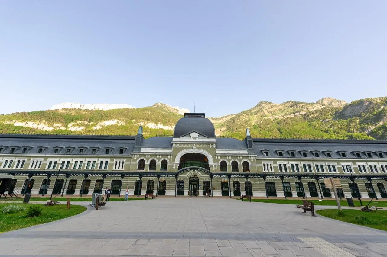 Canfranc resucita tras un siglo: el tren que quiere liderar la Sostenibilidad en España Canfranc resucita tras un siglo: el tren que quiere liderar la Sostenibilidad en España