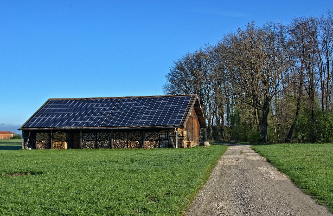 Granja rural con paneles solares integrados para energía sostenible Instalación de paneles solares en granja rural autosuficiente
