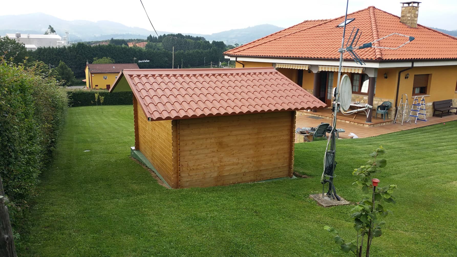 Panel sandwich imitación teja para edificaciones sostenibles en zonas rurales Caseta rural con panel sandwich teja como solución sostenible para construcciones en el campo