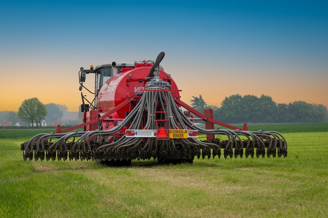Pendiente suave del terreno agrícola: ideal para cultivos intensivos y maquinaria rural Tractor trabajando en terreno agrícola con pendiente suave y buen drenaje del suelo