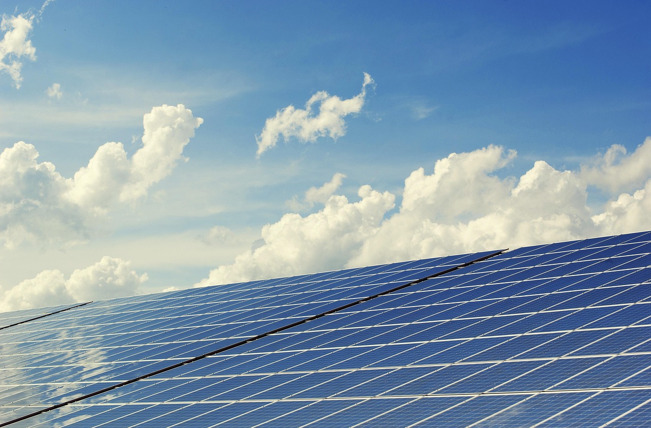 Energía solar en el campo con paneles fotovoltaicos bajo cielo despejado