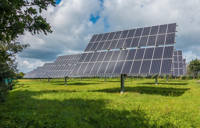 Sistema fotovoltaico en campo agrícola con energía solar rural