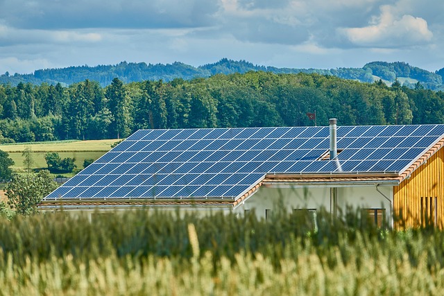 Casa rural con paneles solares instalados en el tejado para autoconsumo
