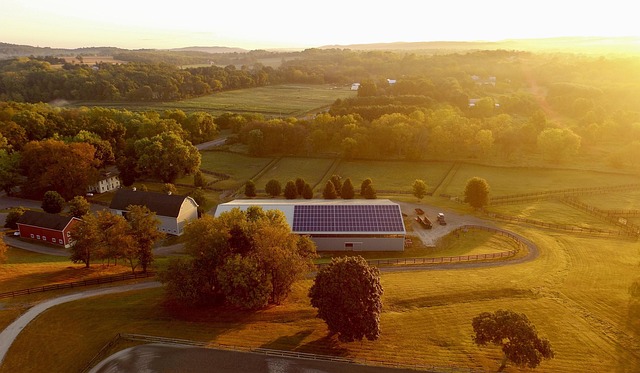 Granja solar rural con sistema fotovoltaico sostenible Granja con paneles solares generando energía limpia en el campo