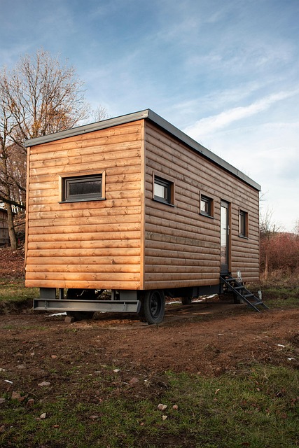 Tiny house en suelo no urbanizable: opciones de vivienda legal en terreno rústico Tiny house de madera instalada en terreno no urbanizable como vivienda legal en suelo rústico