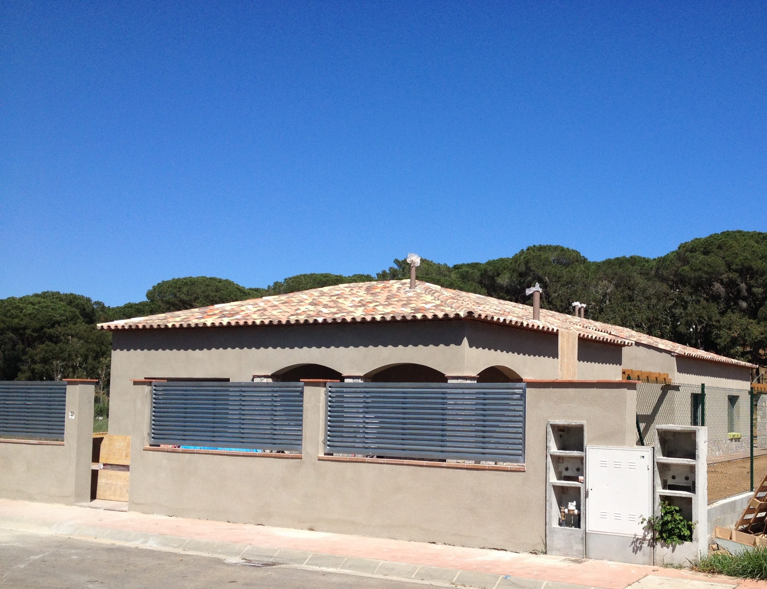 Vivienda rural moderna construida por ARTIFEX Infraestructuras, empresa española destacada en el ranking FT300 2025 por su crecimiento en el sector de la construcción rural