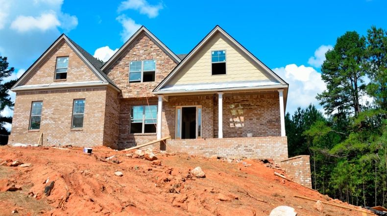 Vivienda en construcción sin licencia en suelo rústico, ejemplo de obra ilegal sancionable en el campo
