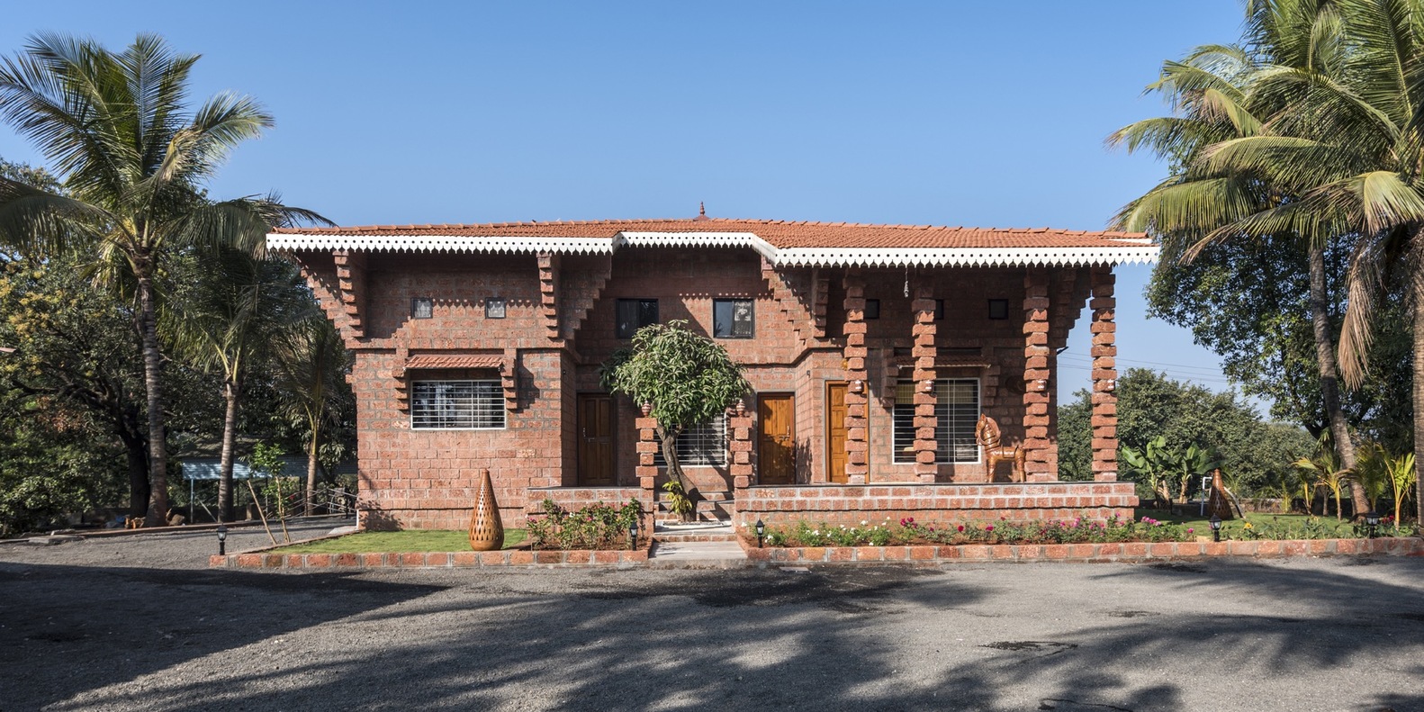 Arquitectura vernácula contemporánea en la India: vivienda sostenible construida con ladrillo local y diseño bioclimático