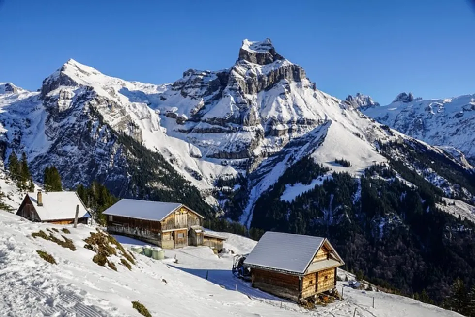 Cómo proteger tu vivienda rural del frío extremo: aislamiento, calefacción y mantenimiento imprescindible en invierno