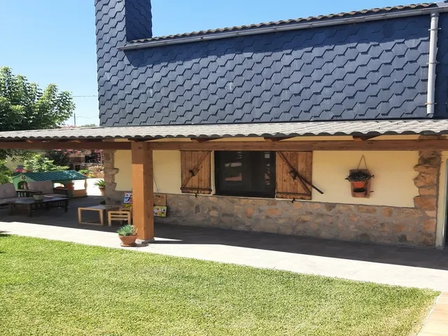 Vivienda rural con cubierta de panel sándwich teja gris pizarra como solución híbrida entre tradición y prefabricación