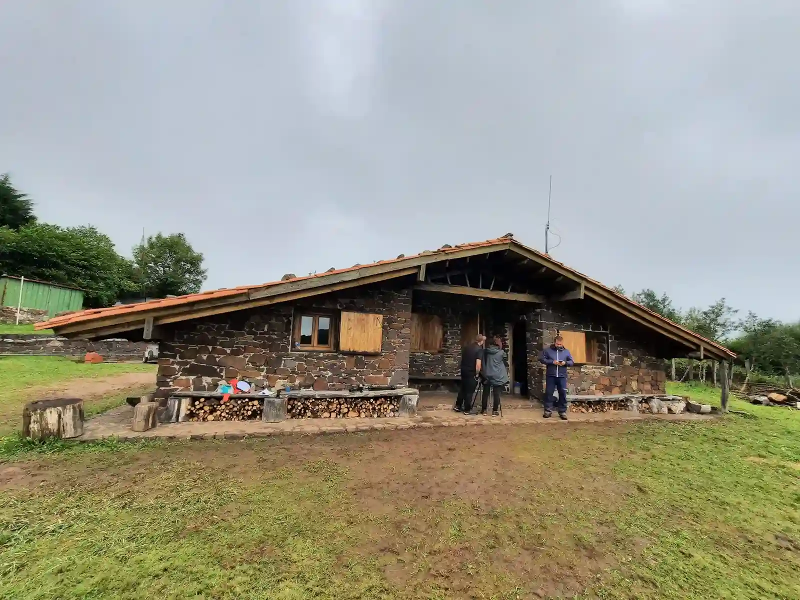 Vivienda rural tradicional en Asturias integrada en un proyecto de autosuficiencia y construcción híbrida en el campo