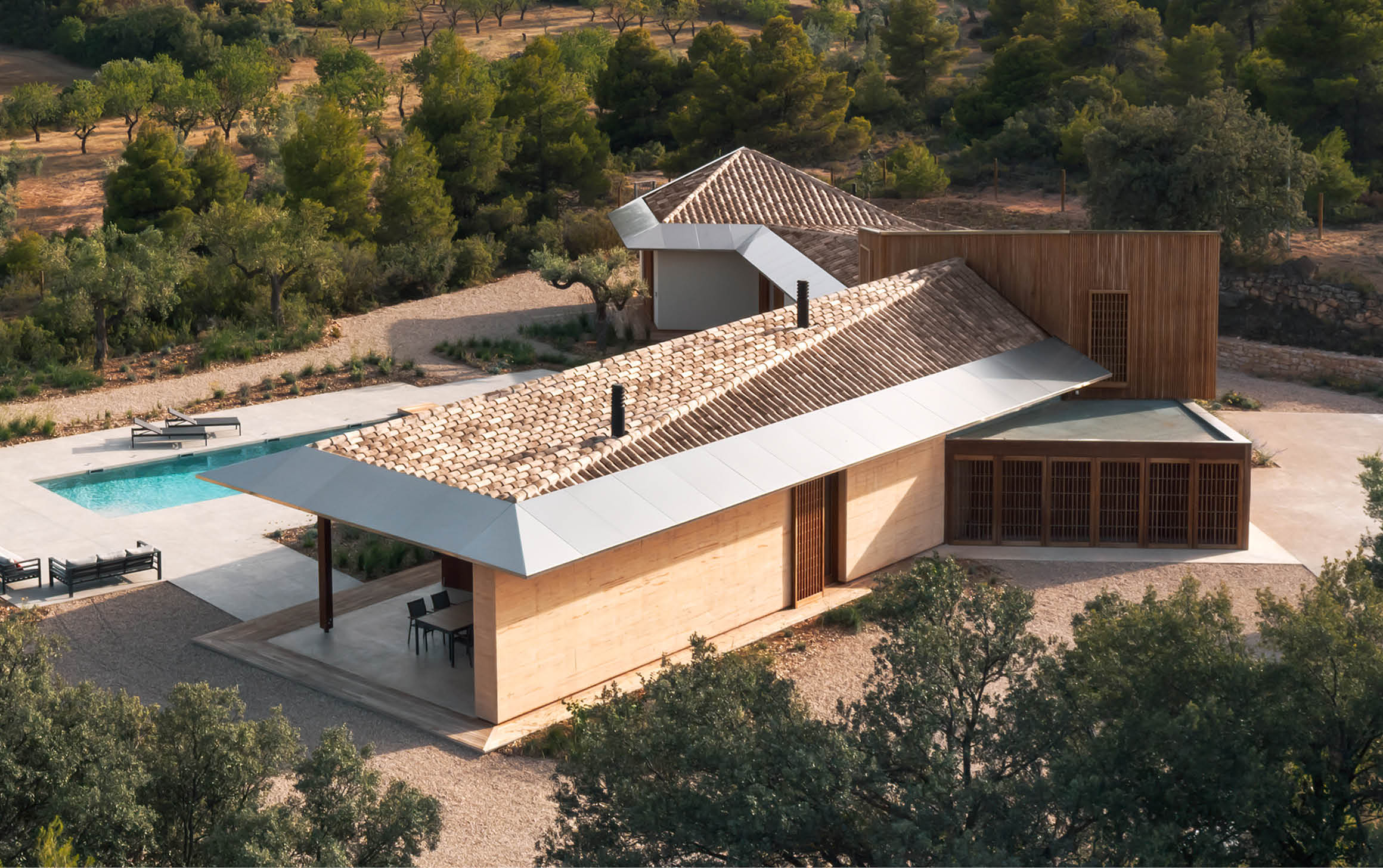 Vivienda rural construida con tierra compactada, ejemplo actual de arquitectura sostenible y bioconstrucción con materiales naturales