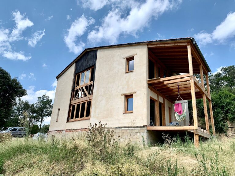 Casa de bioconstrucción rural con cáñamo, ejemplo de aislamiento ecológico y construcción sostenible con hempcrete en 2026