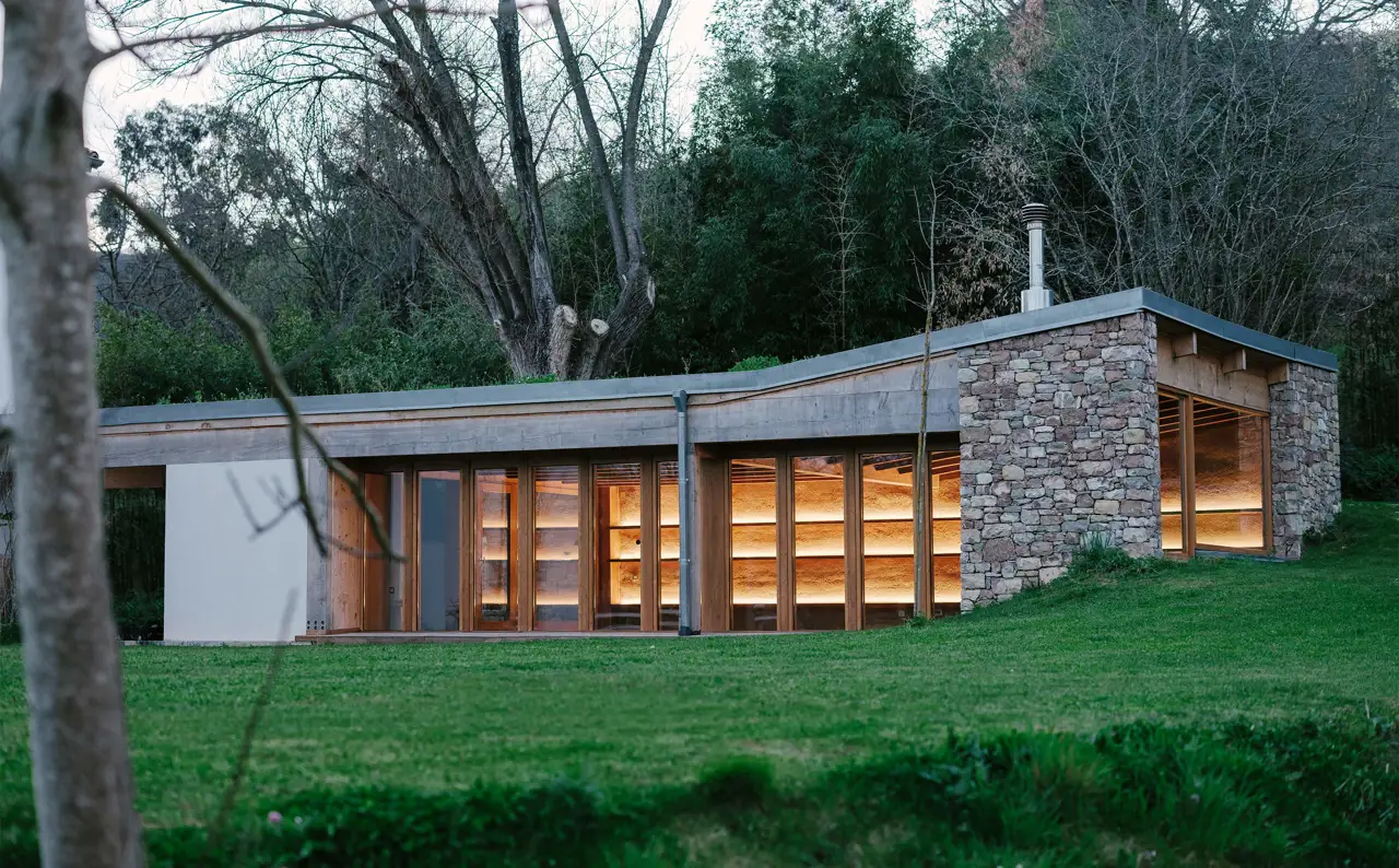 Vivienda sostenible construida con cáñamo y piedra en entorno rural, arquitectura natural de alta eficiencia para proyectos de bioconstrucción en 2026