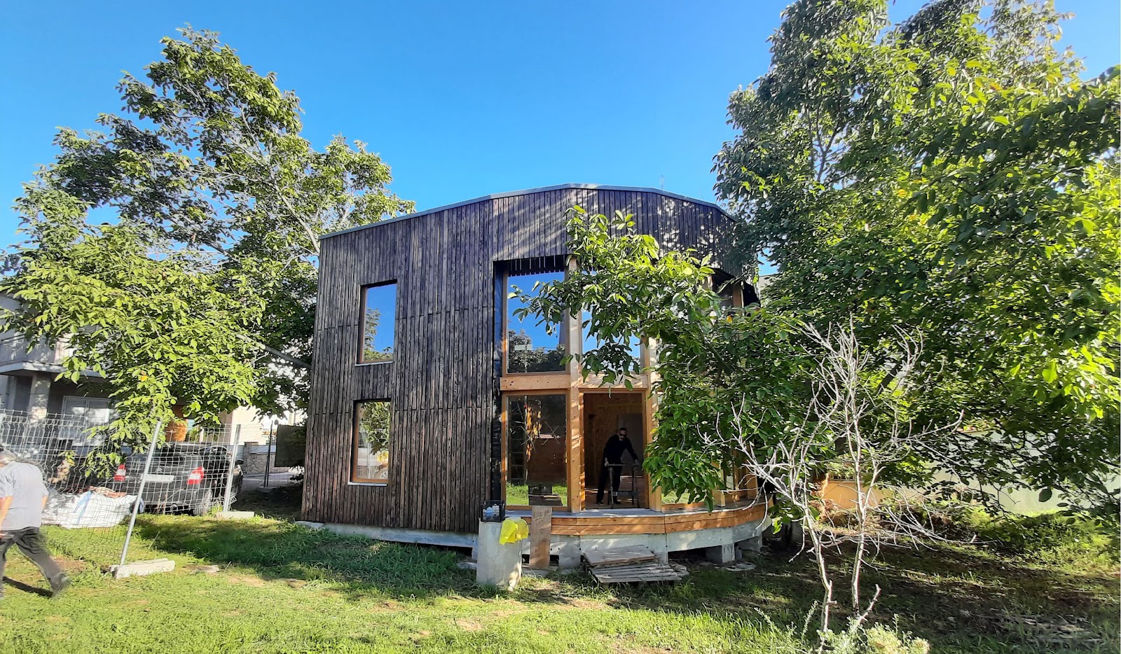 Vivienda sostenible construida con paja en entorno rural, ejemplo moderno de bioconstrucción natural para mejorar la eficiencia energética en 2026
