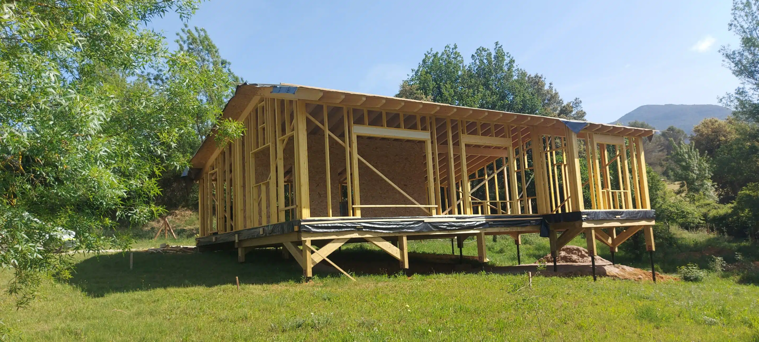 Proyecto de bioconstrucción rural con tierra compactada (rammed earth), ejemplo de técnica tradicional aplicada a la arquitectura sostenible moderna