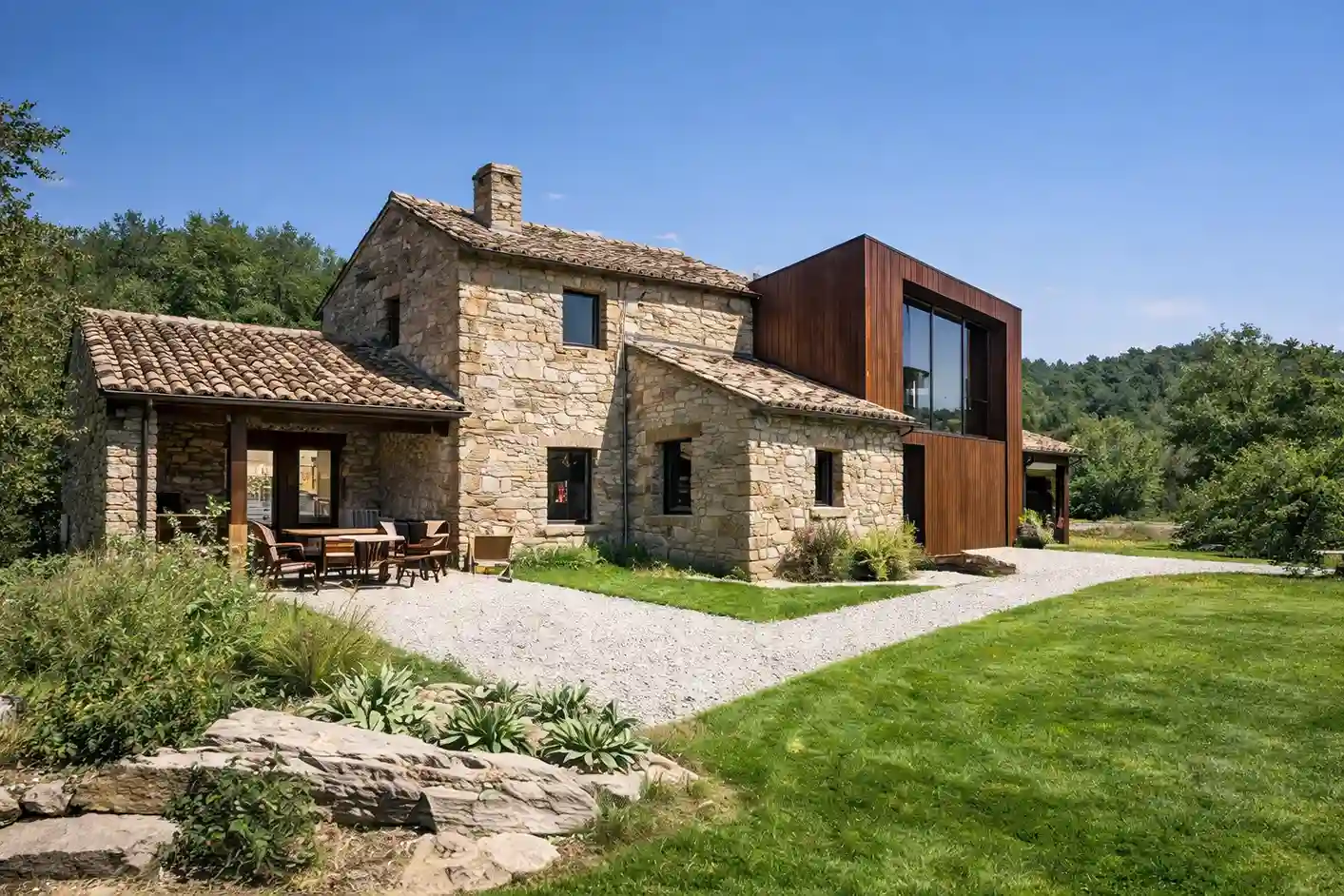 vivienda rural con ampliación arquitectónica moderna integrada