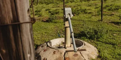 Pozo de agua rural para captación de agua subterránea en el campo