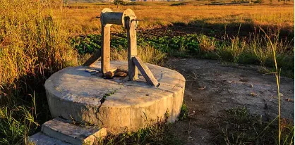 Pozo tradicional para la gestión integral del agua rural en entorno agrícola