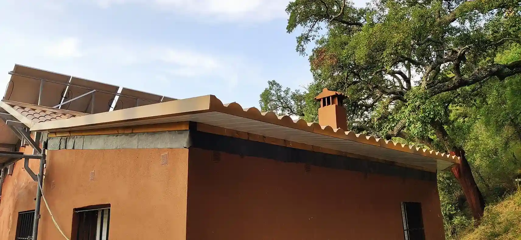 renovación de cubierta rural con panel sándwich teja
