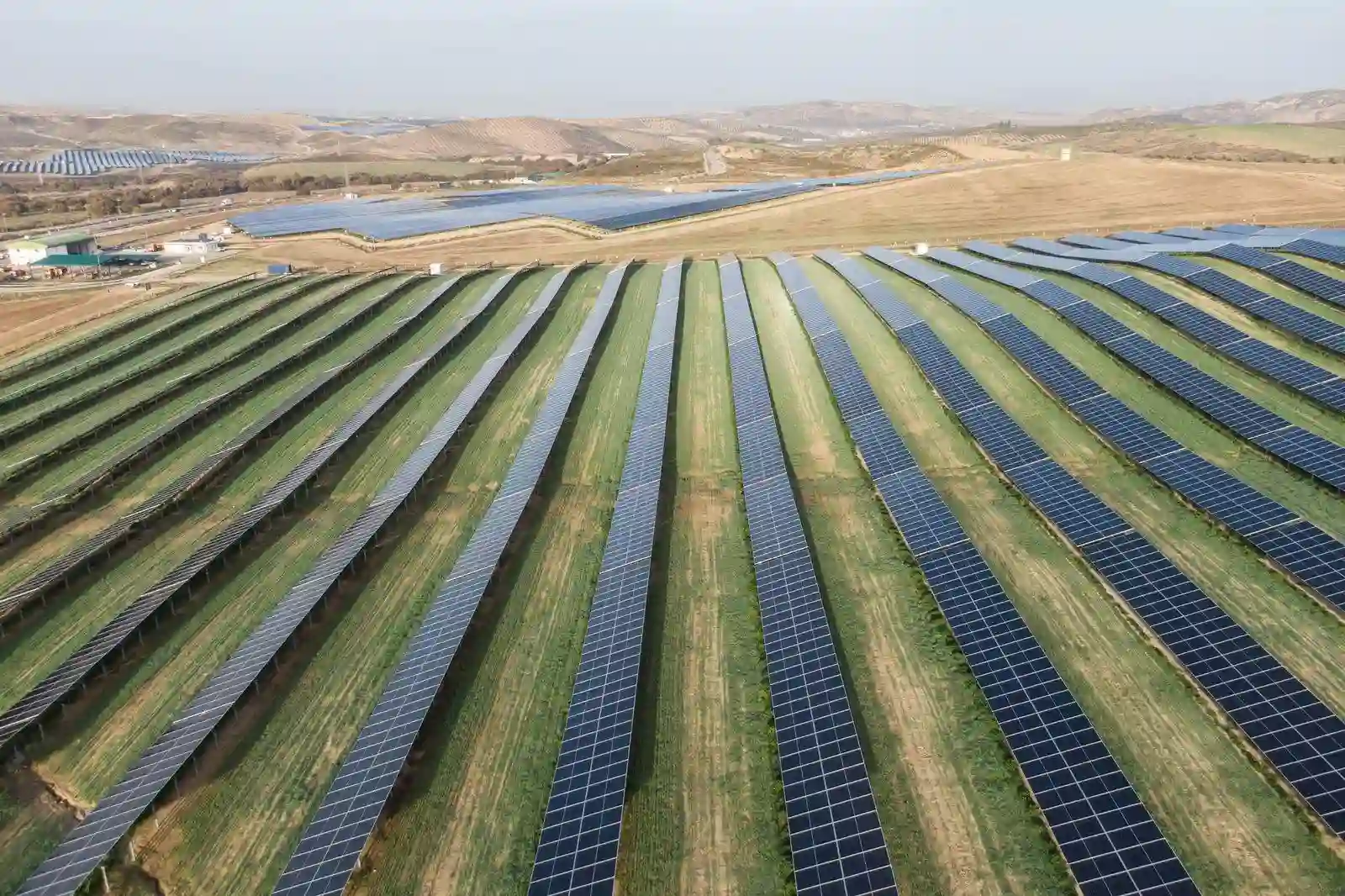 agrovoltaica en el campo con paneles solares sobre cultivos en parque agrovoltaico de Granada